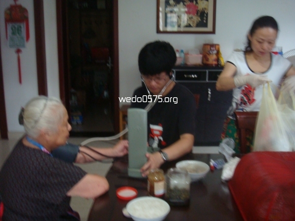 笛扬社区联系医生志愿者为老年人上门体检