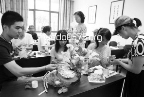 绍兴县报：残疾人志愿者走进社区,传授丝网花的制作
