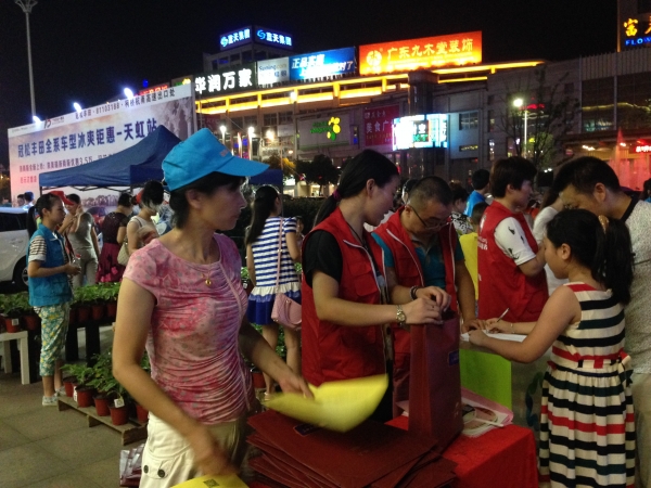 “向阳花开 让爱同行”助学圆梦义卖
