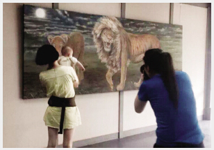 “轮椅画家”办个展圆梦