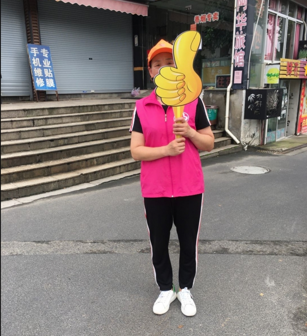 翠姐姐文明劝导和发放宣传单志愿活动