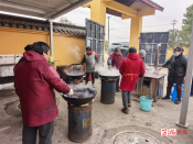 腊八施粥暖乡邻 爱心粥香飘医院