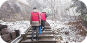 跨越千级台阶 家庭医生雪天送医上山
