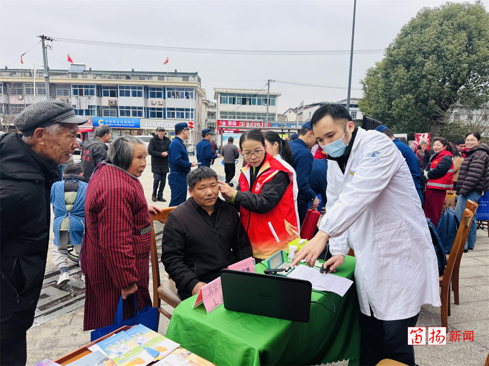 学雷锋护健康 “柯小医”义诊暖民心