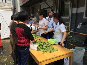 新双梅社区立夏“剥豆子”志愿活动