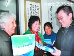 大寺社区招募志愿者向全体居民发放《安全知识手册》