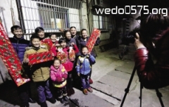 大寺社区为不返乡过年的流动人口家庭拍摄全家福