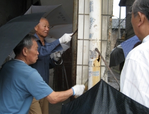 大寺社区在职党员清理小区卫生