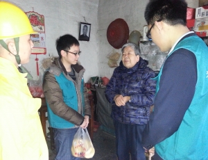 大寺社区招募供电所光明服务队节前送温暖