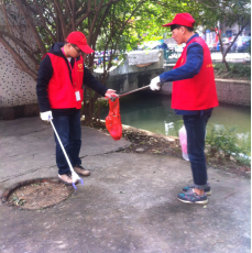 红建社区组织大学生志愿者开展义务劳动