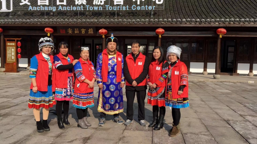 少数民族志愿服务队助力小城镇