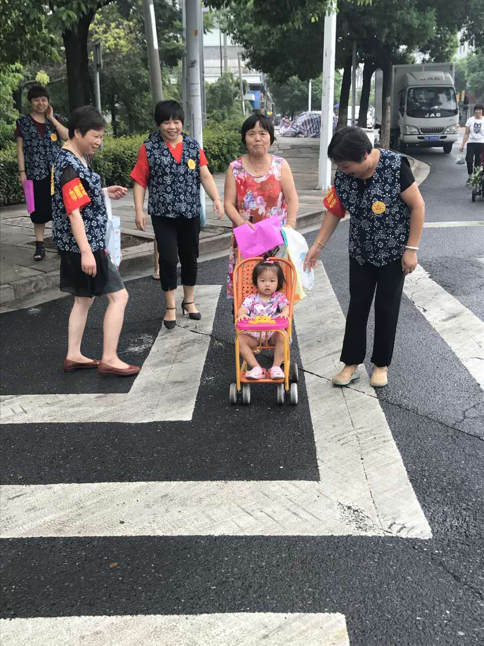 古镇大妈志愿服务队文明交通劝导