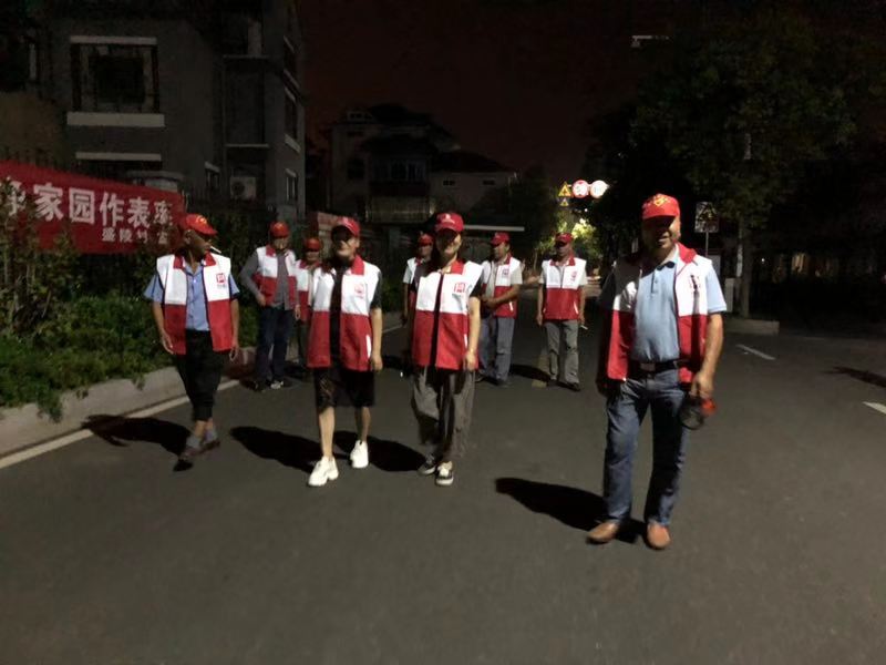 夜间巡逻护平安