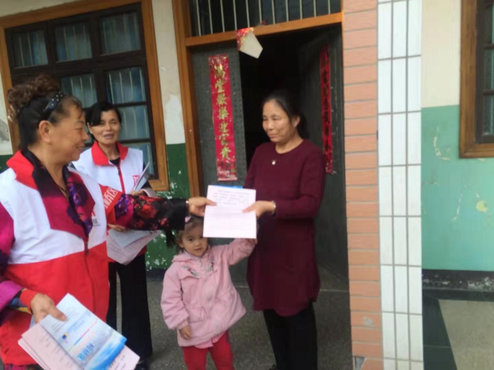 走村入户开展平安问卷调查