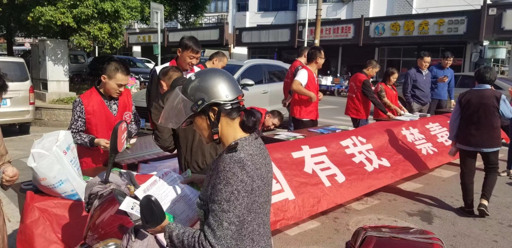 志愿者禁毒宣传走进市场