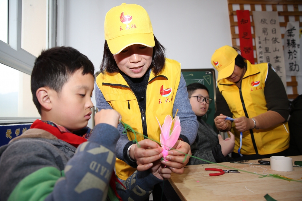 公益丝网花培训——走进育才学校