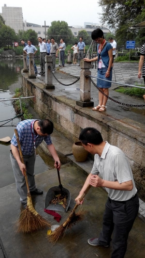 柯桥街道立新社区党委开展“干群同心 携手同行”党员干部五水共治义务劳动日活动