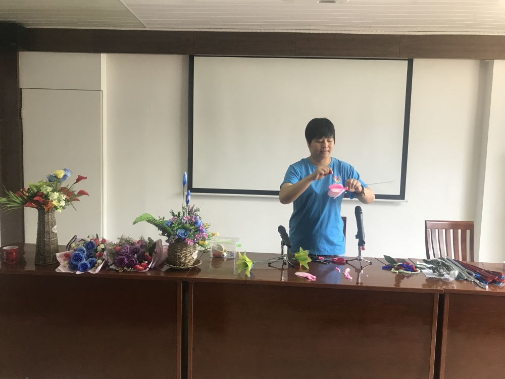 走进残疾人之家，教做丝网花
