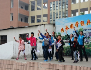 瑞丰银行轻纺城支行开展”毕业照 起航梦“爱心活动