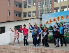 瑞丰银行轻纺城支行开展”毕业照 起航梦“爱心活动
