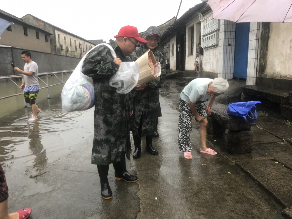 台风来袭，转移群众