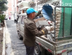 管墅社区集中清理楼道堆积物志愿活动