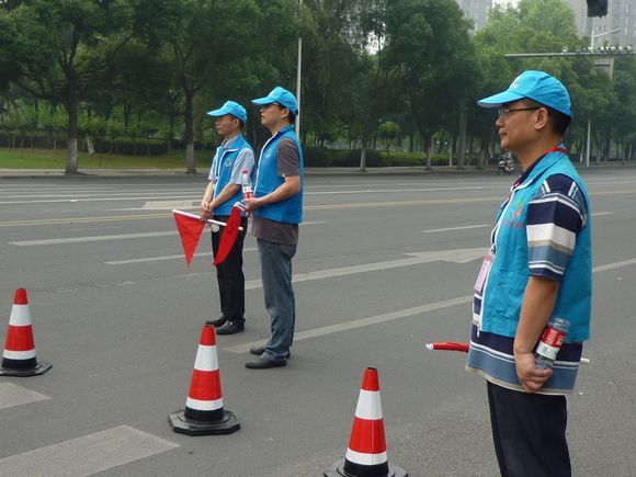 柯桥街道育才社区开展在职党员干部“高考助力”活动