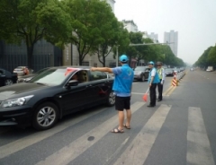 柯桥街道育才社区在职党员开展文明倡议书发放志愿服务活动