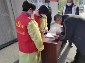 志愿者守疫情防控小门