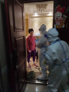 巾帼志愿者三人小组上门采温做核酸