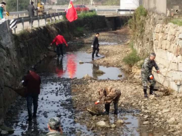 平水镇青年志愿者护河活动