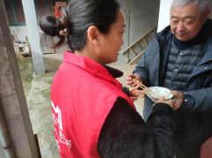 万乔村开展为留守老人送温暖志愿活动