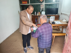 展望村贫困家庭慰问活动