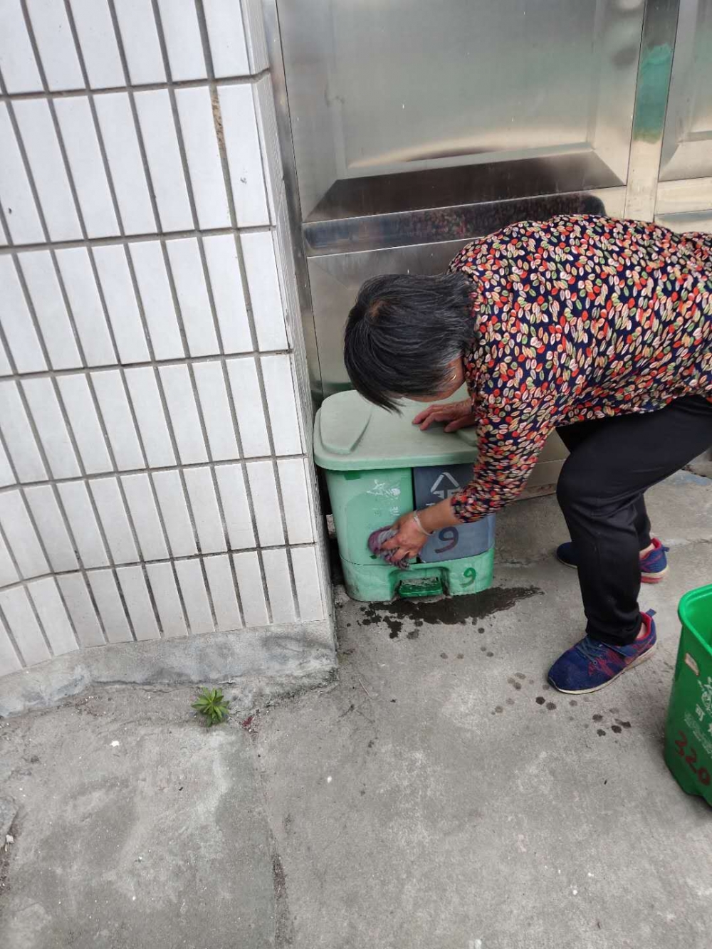 横山村垃圾入户桶标识更换