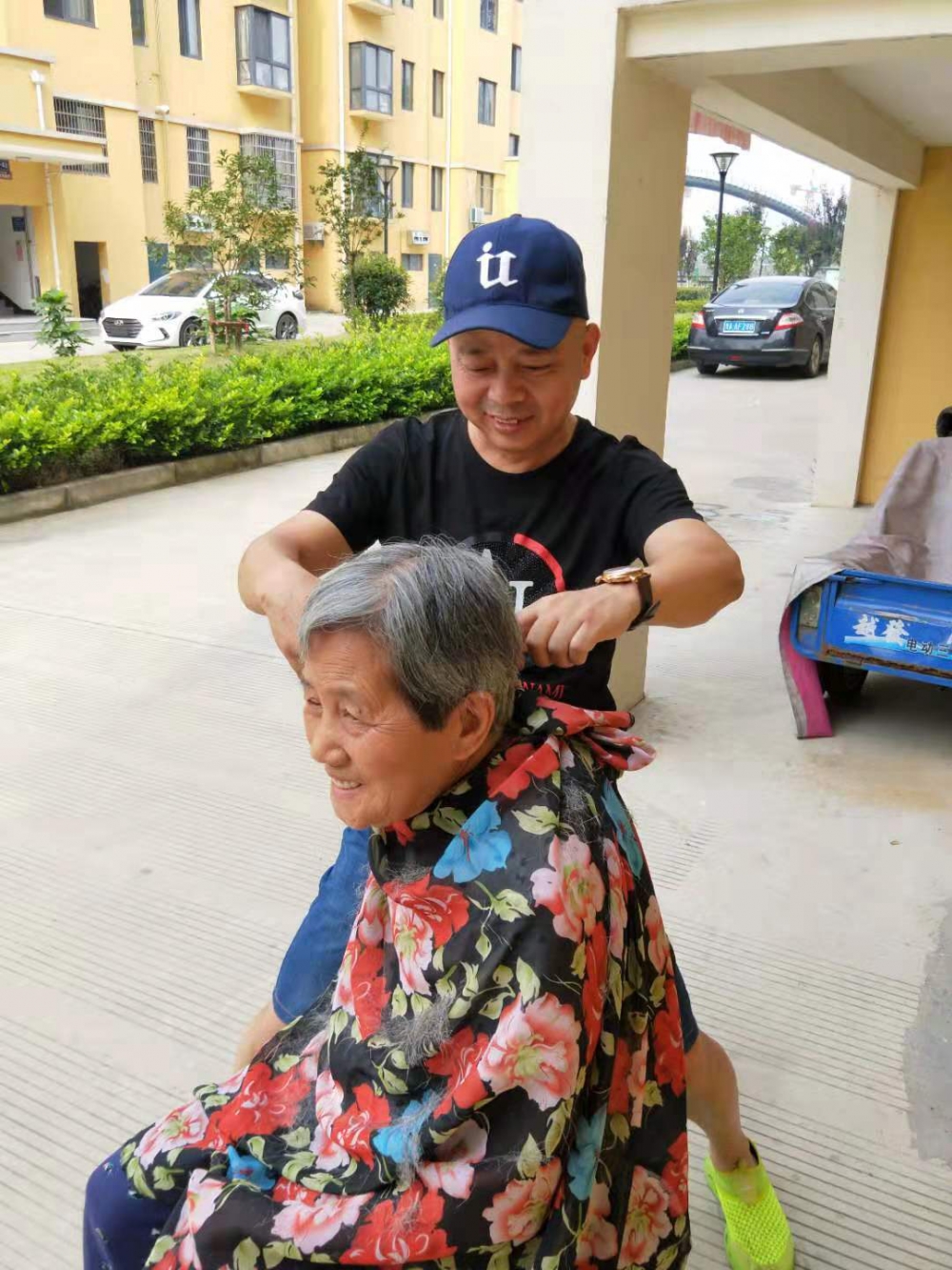 为社区老人免费理发