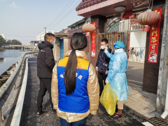 为居家管控人员测温送物资