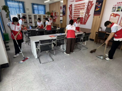 江桃村农家书屋环境清扫志愿服务活动