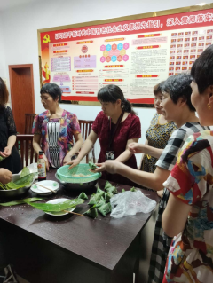丰项村端午节包粽子活动