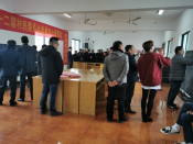 换届选举志愿者们维持秩序