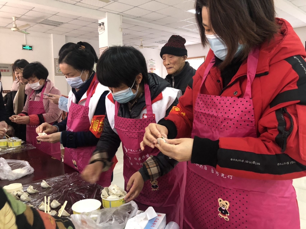 福东社区开展新年包饺子送温暖