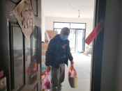 不畏疫情和严寒，为隔离人员送物资