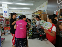 发放健康浙江宣传资料