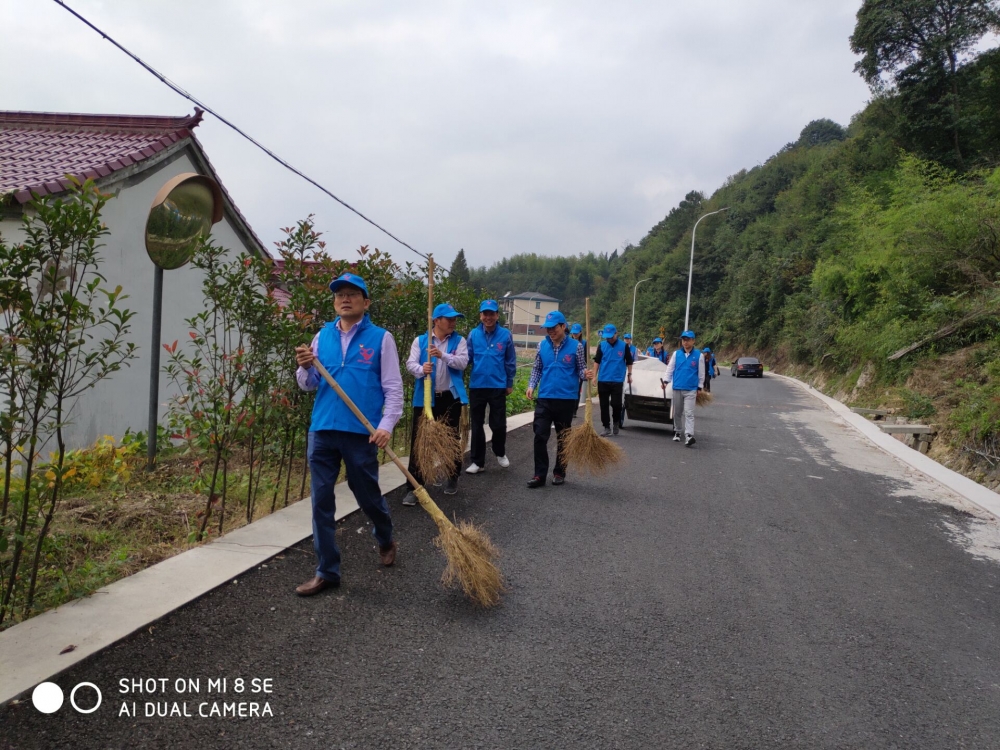 新横溪村志愿者开展整洁家园活动