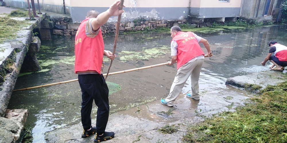 打捞漂流物，保护河道