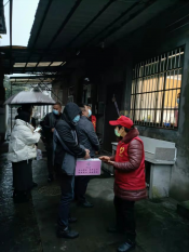 志愿者慰问疫情期间居家管控人员