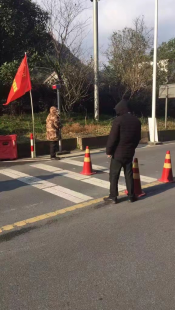 疫情防控守小门