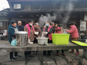浓情腊八迎新春，热粥飘香暖人心