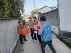 新横溪村开展与助联体一同入户送温暖公益志愿活动