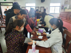 新横溪村开展“医疗下乡暖民心，健康服务送到家”免费义诊活动