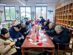 新横溪村开展组织老年人春节闹元宵做灯笼公益志愿活动